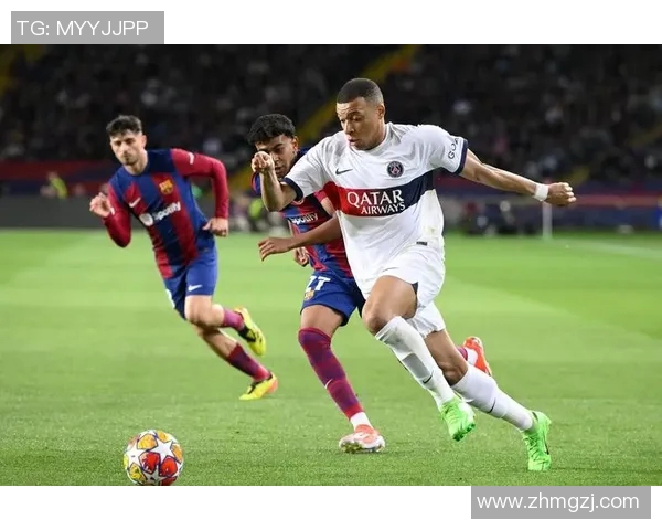 足球明星悠闲时刻吸雪茄高清图片展现魅力与风采