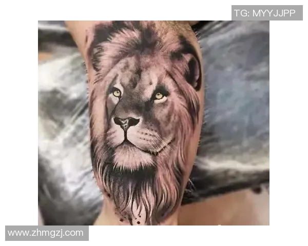 足球明星背部纹身狮子图案引发热议展现个性与力量的完美结合 足球明星背部纹身狮子图案引发热议展现个性与力量的完美结合